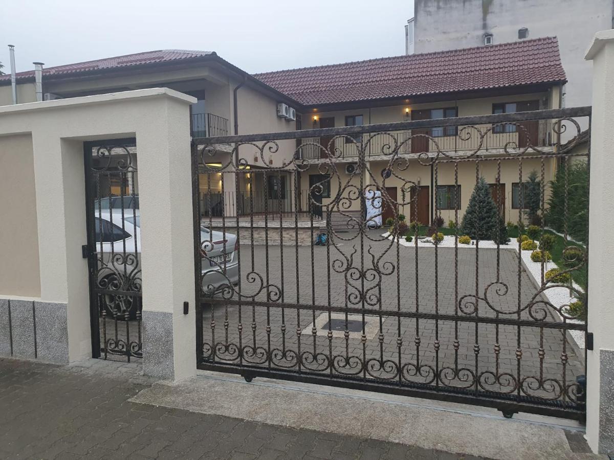 Pensiunea Mystique Arad Esterno foto